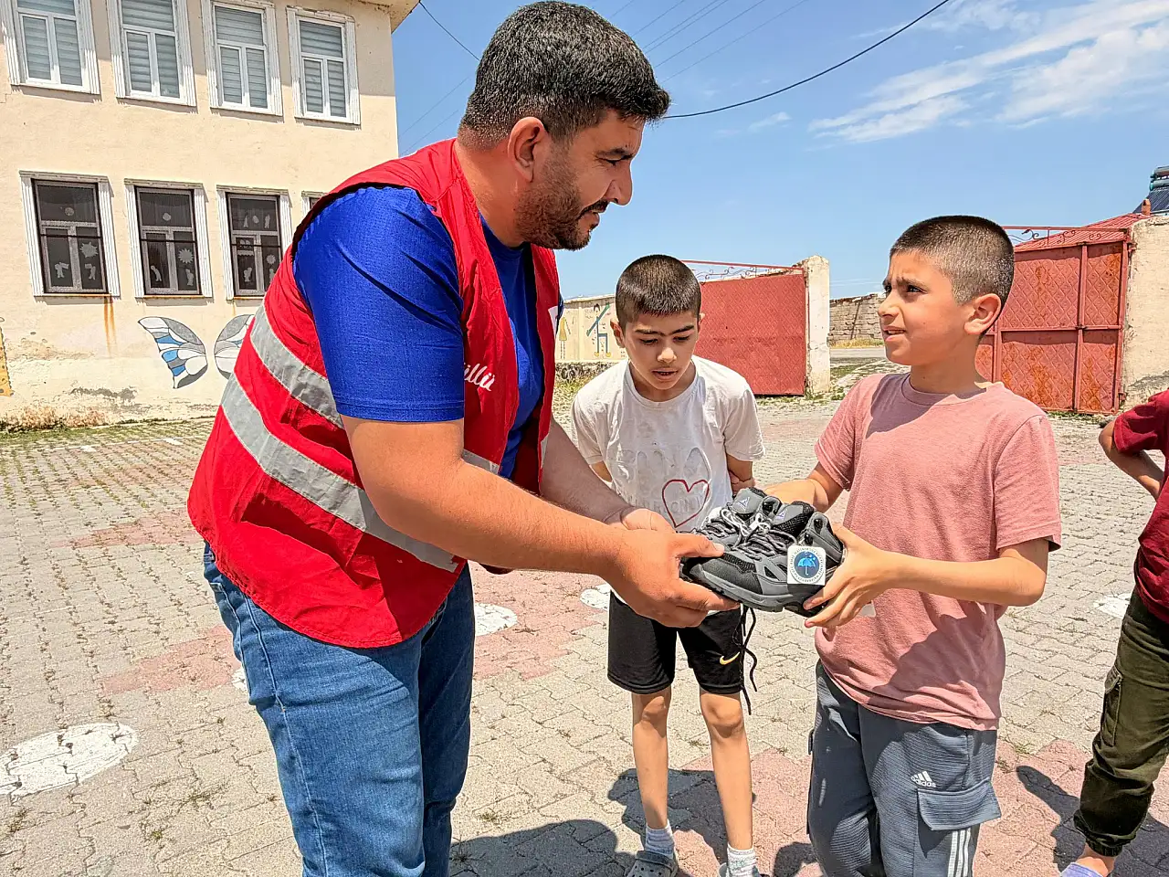 Kızılay Doğubayazıt Şubesi'nden Çiftlik Köyü'nde giyim desteği