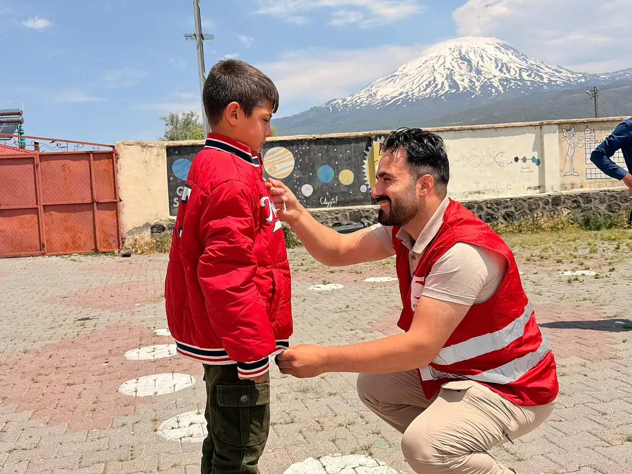 Kızılay Doğubayazıt Şubesi'nden Çiftlik Köyü'nde giyim desteği