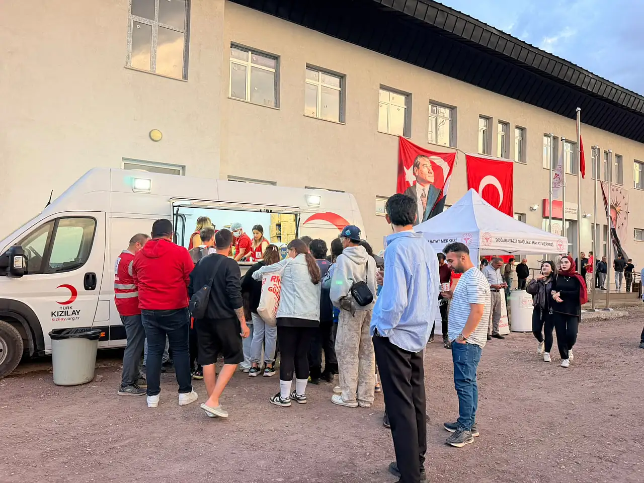 Kızılay'dan şampiyona finalinde vatandaşlara ikram