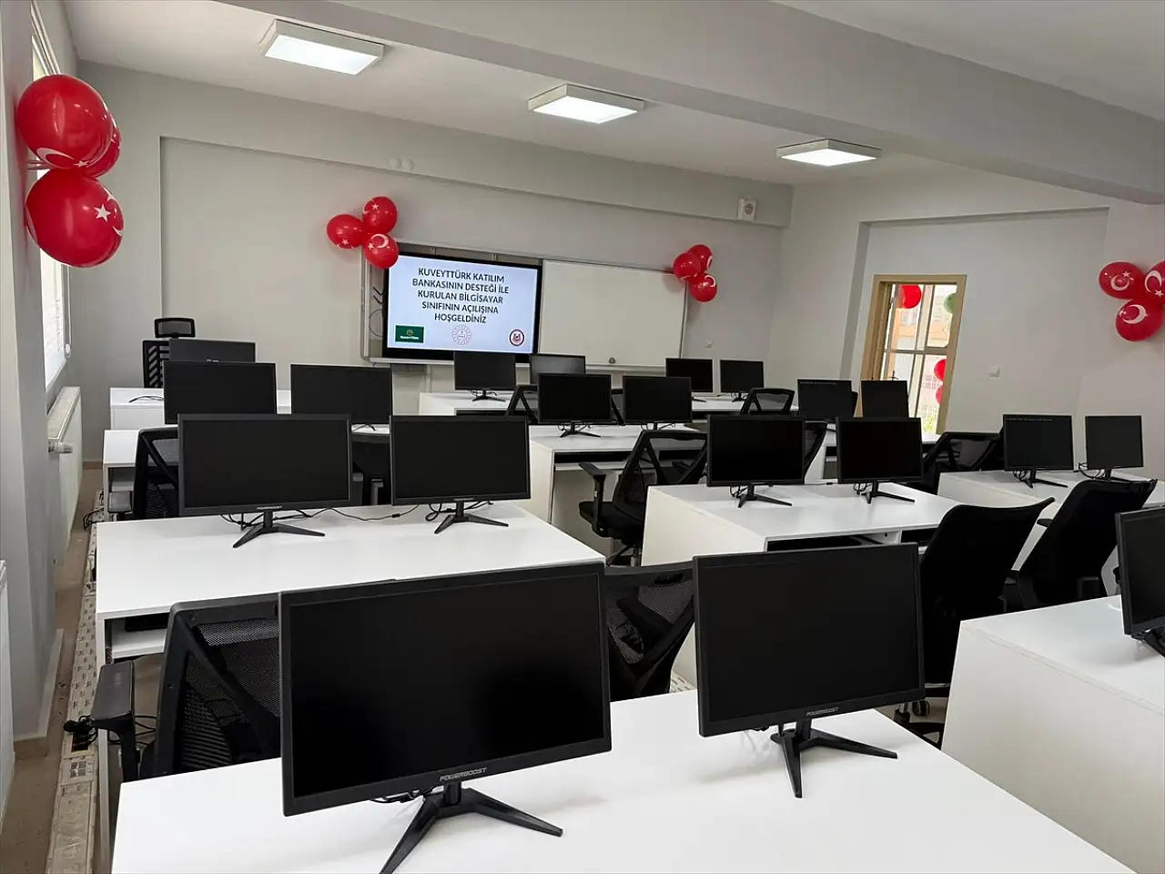 Muş'ta öğrencilerin dijital geleceğine yatırım: Yeni bilgisayar laboratuvarı açıldı