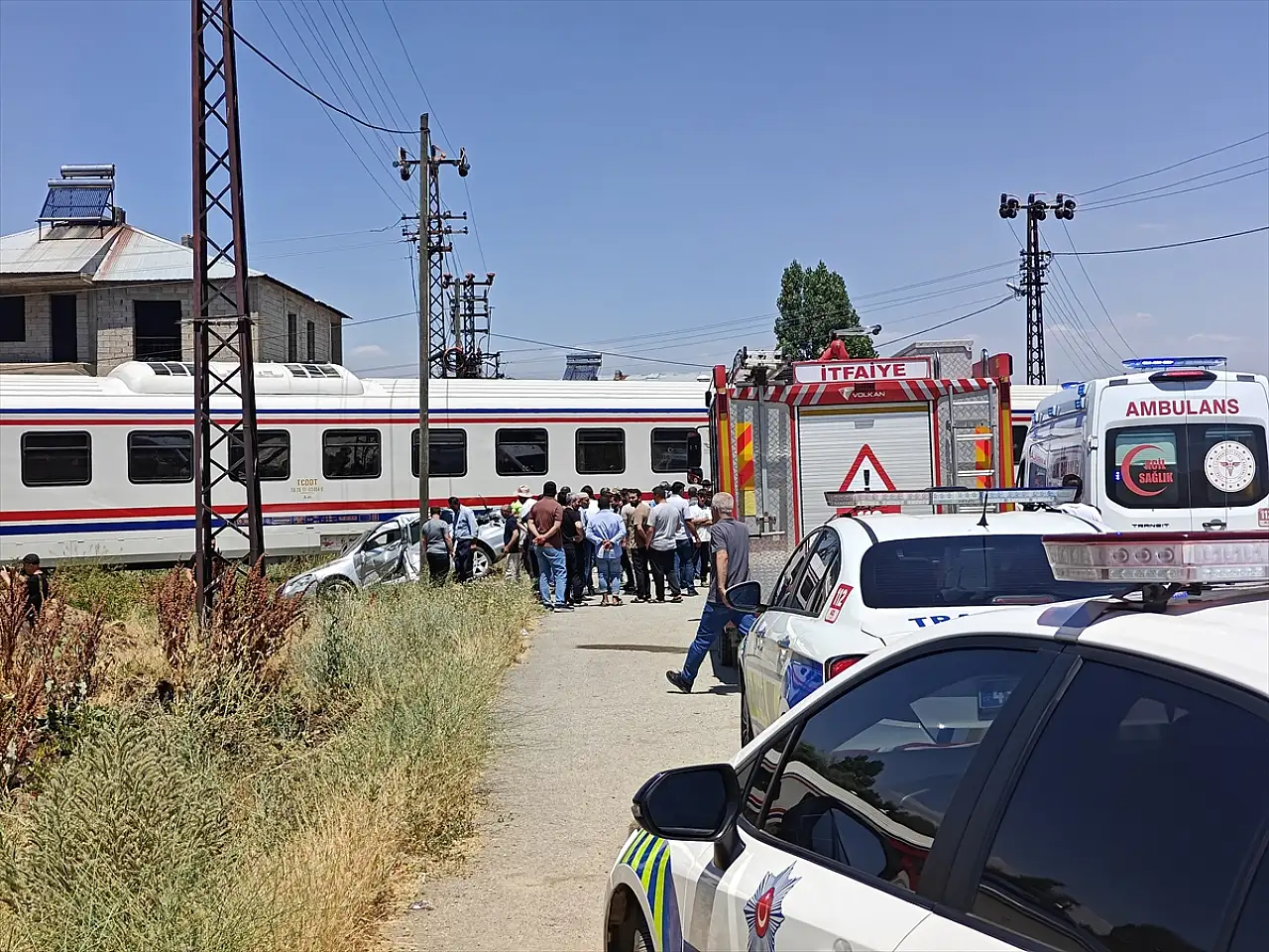 Muş'ta yolcu treni otomobile çarptı: 3 yaralı