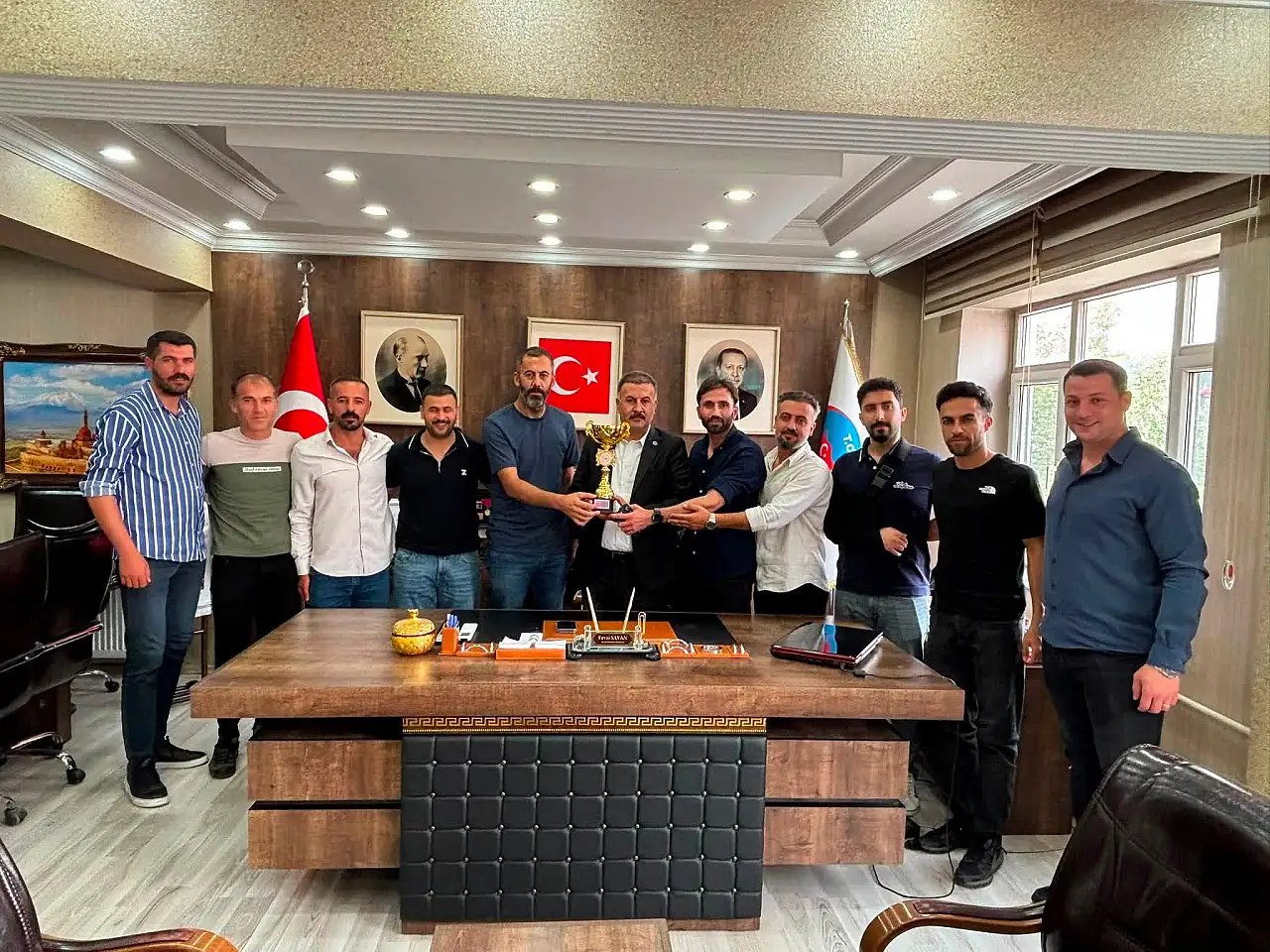 Tutak Belediyespor'dan başkan Fevzi Sayan'a şampiyonluk ziyareti