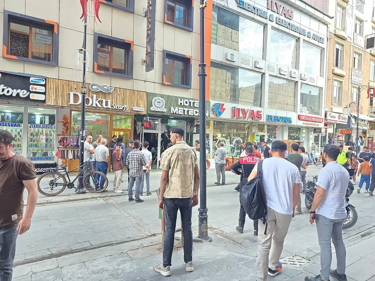 Ağrı'da sopalı kavgada cadde karıştı