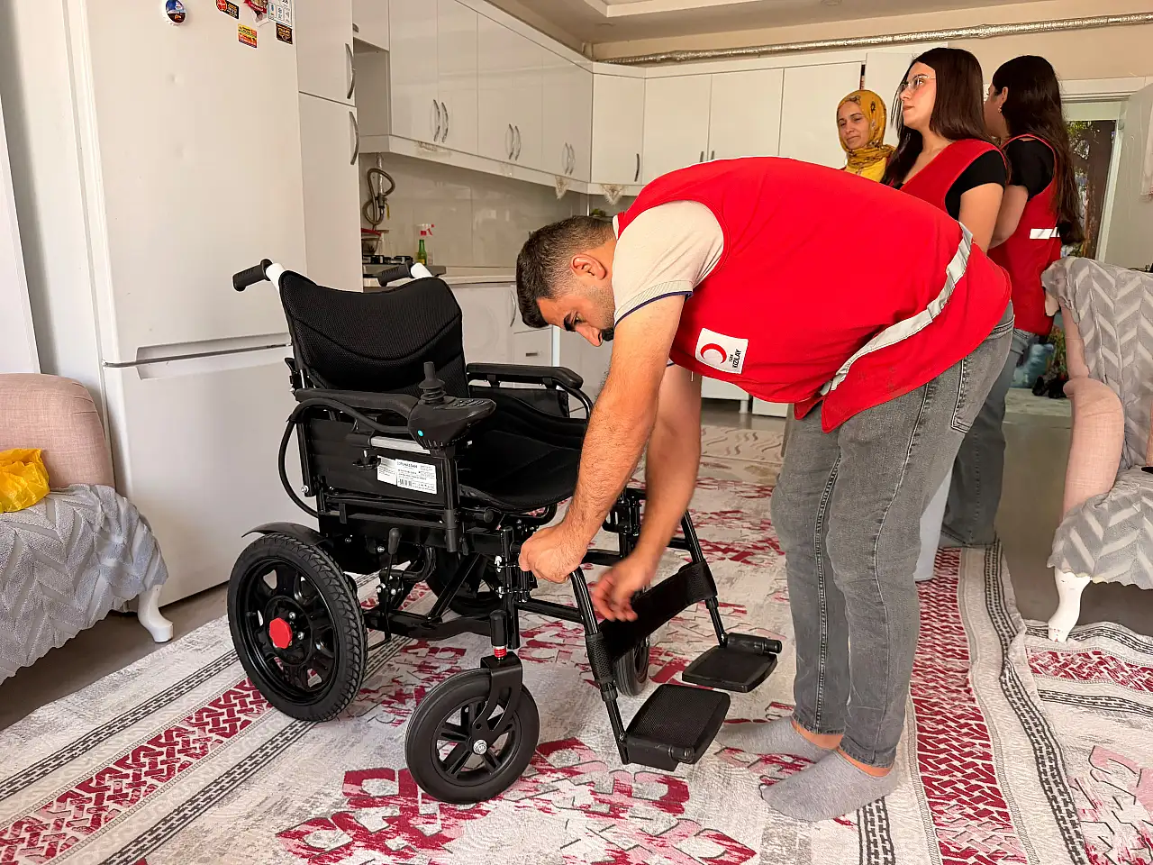 Doğubayazıt'ta tekerlekli sandalye sahibine ulaştı
