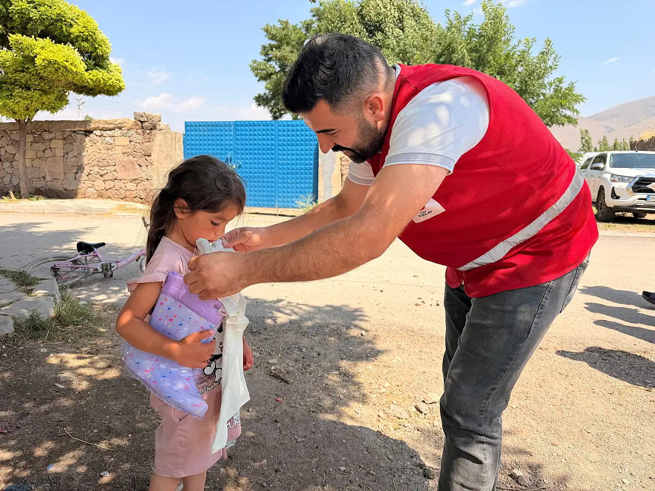 Kızılay Doğubayazıt'tan Suluçem Köyü'ne giyim desteği