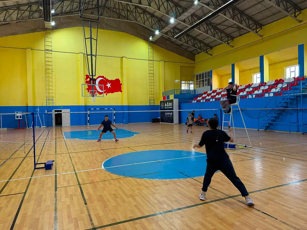 Ağrı'da 30 Ağustos Zafer Bayramı'na özel badminton turnuvası düzenlendi