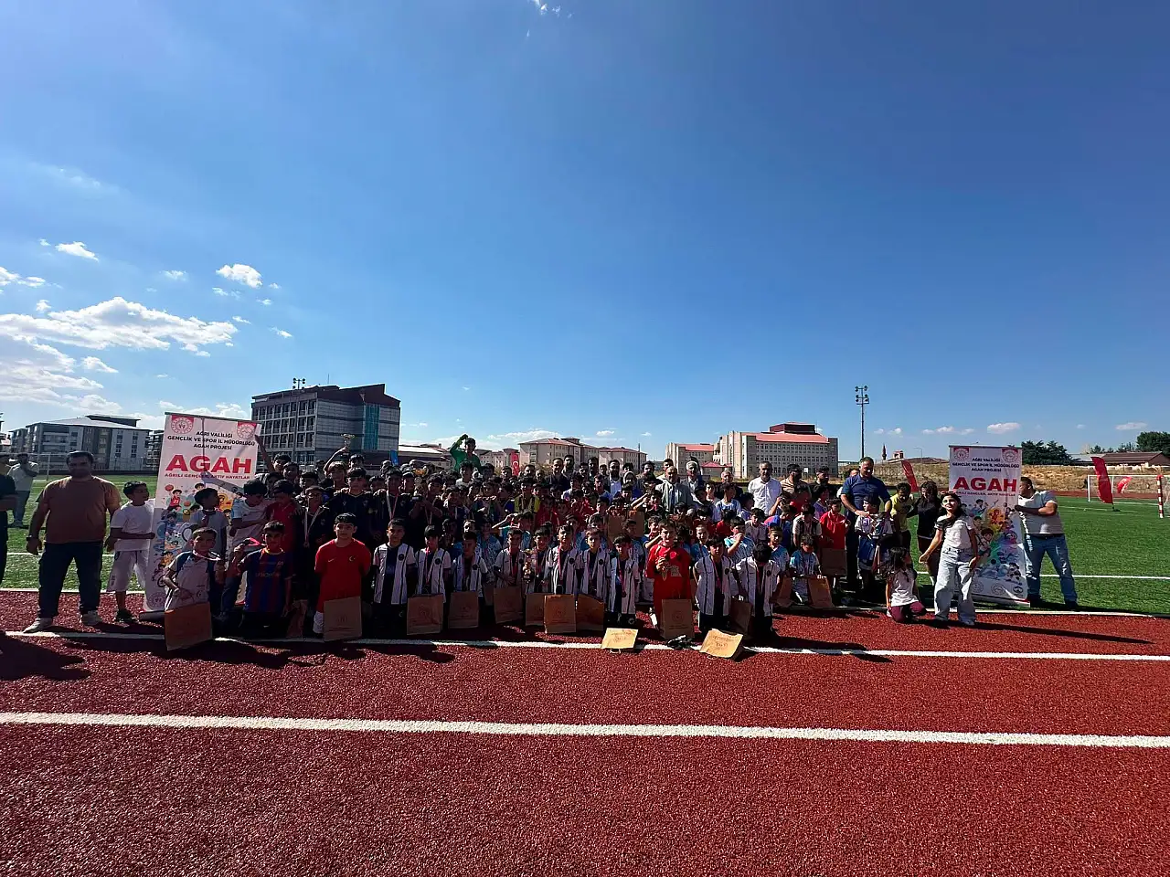 Ağrı'da geleceğin futbolcuları sahaya çıktı