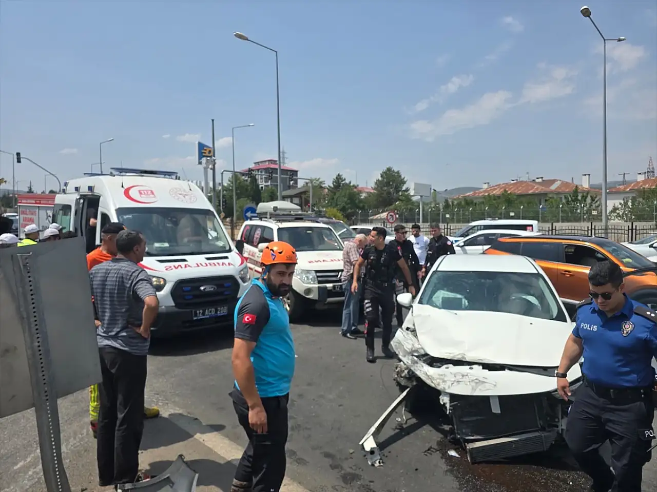 Bingöl-Muş bulvarında iki otomobil çarpıştı: 3 yaralı