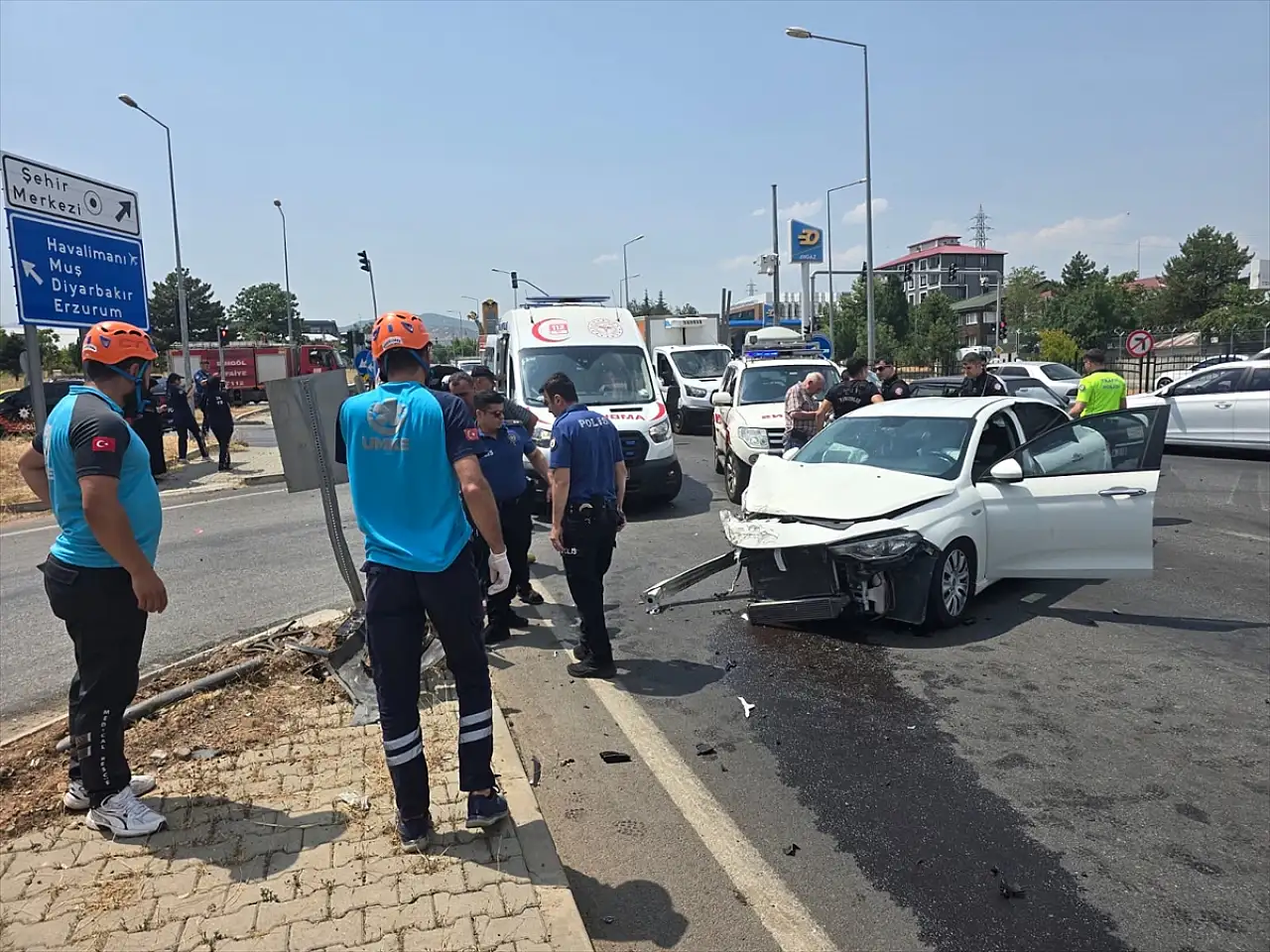 Bingöl-Muş bulvarında iki otomobil çarpıştı: 3 yaralı