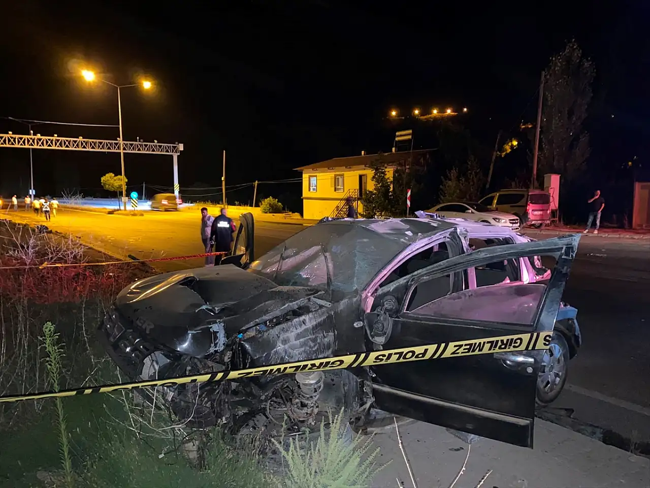 Bitlis'te otomobil takla attı: 3 kişi yaralandı