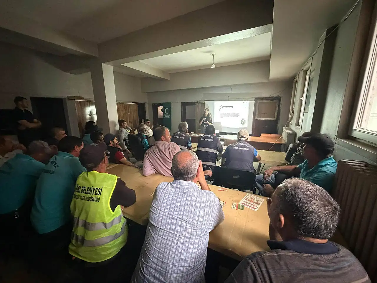 Ağrı Belediyesi çalışanlarına bağımlılıkla mücadele eğitimi başladı