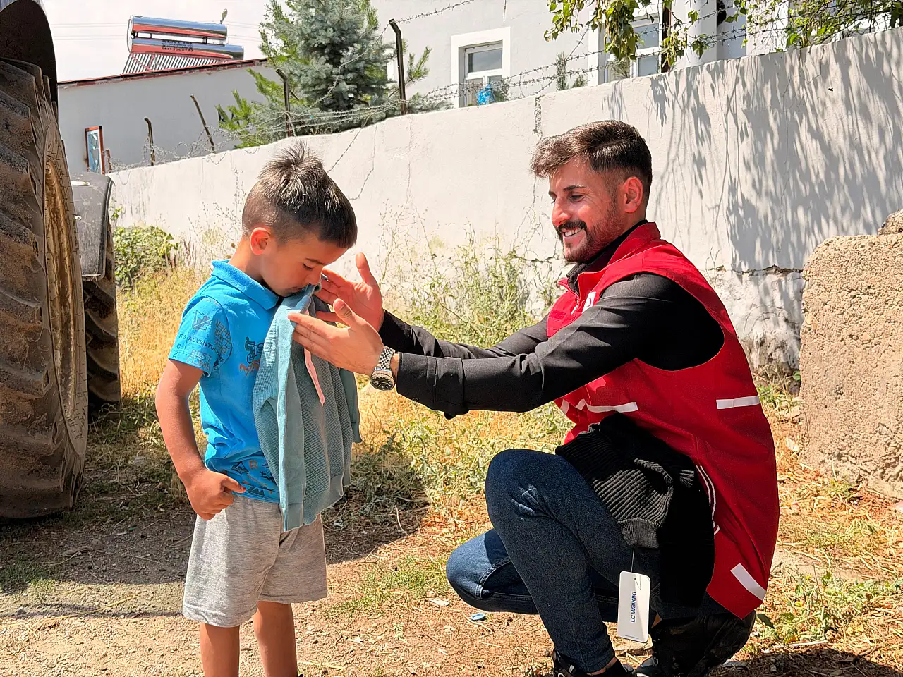 Kızılay Doğubayazıt'tan Suluçem Köyü'ne giyim desteği