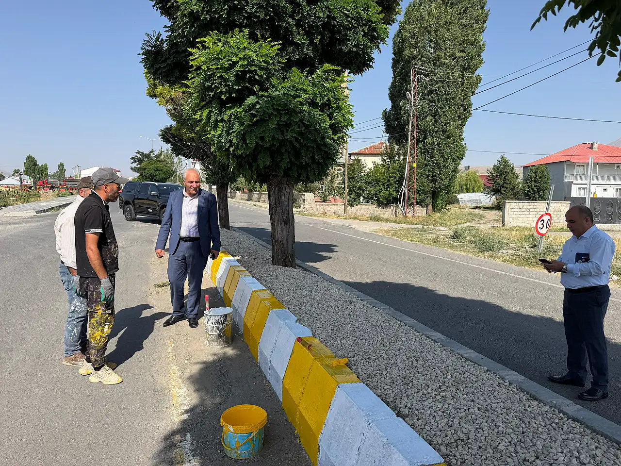 Eleşkirt'te Cumhuriyet Caddesi'nde refüjler yenileniyor
