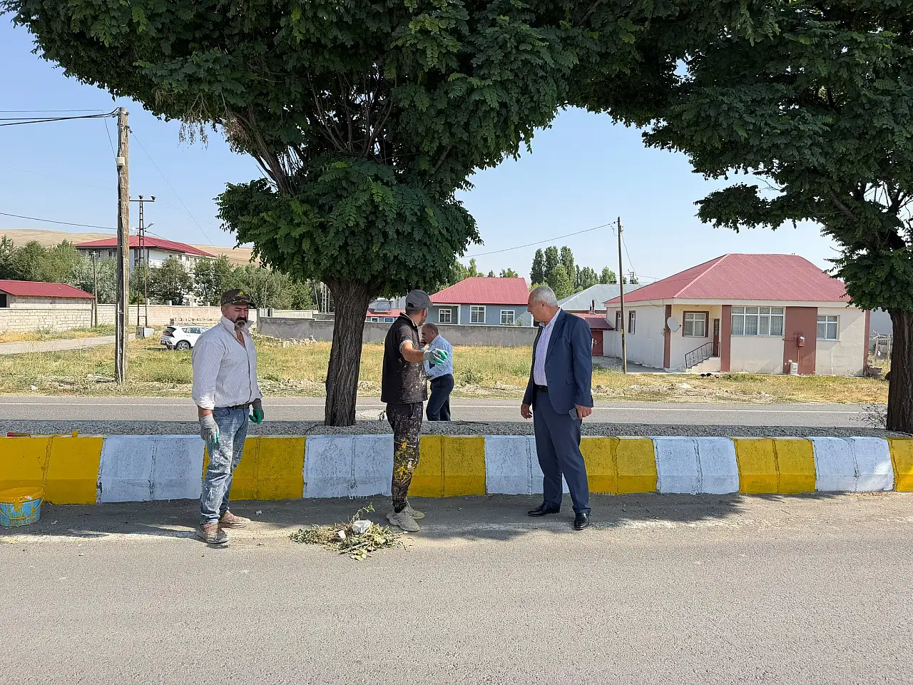 Eleşkirt'te Cumhuriyet Caddesi'nde refüjler yenileniyor