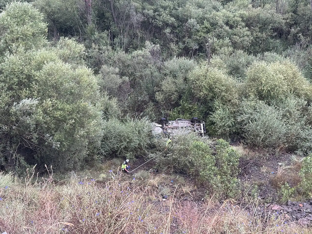 Erzurum'da otomobil şarampole devrildi: Sürücü hayatını kaybetti