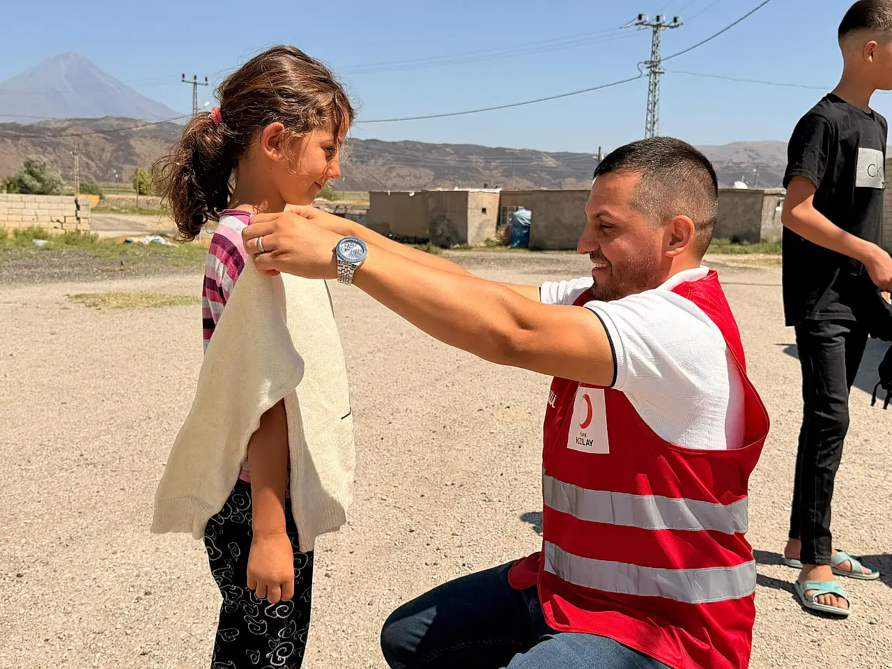 Kızılay gönüllüleri Uzunyazı Köyü'nde çocukların yüzünü güldürdü