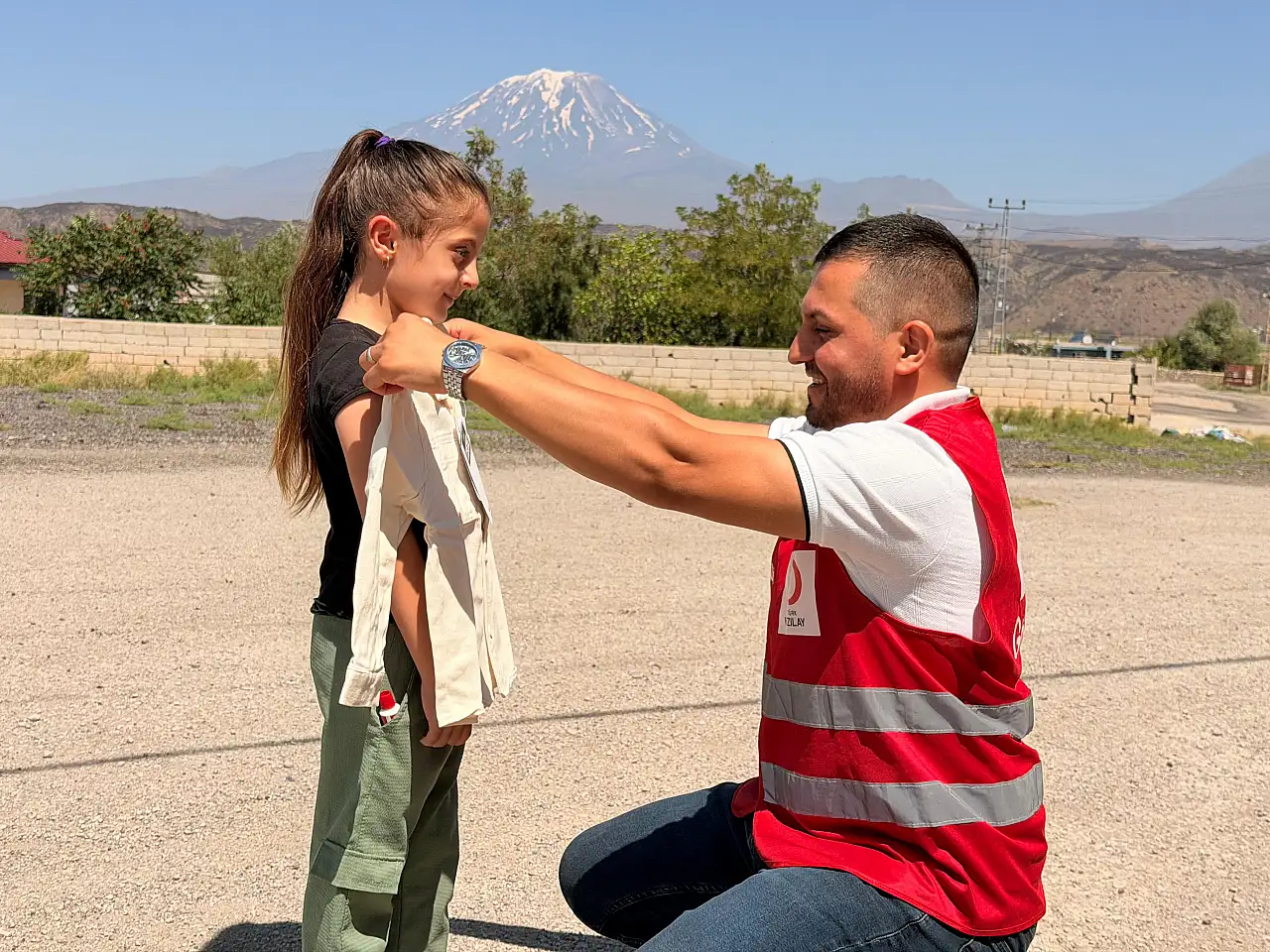 Kızılay gönüllüleri Uzunyazı Köyü'nde çocukların yüzünü güldürdü