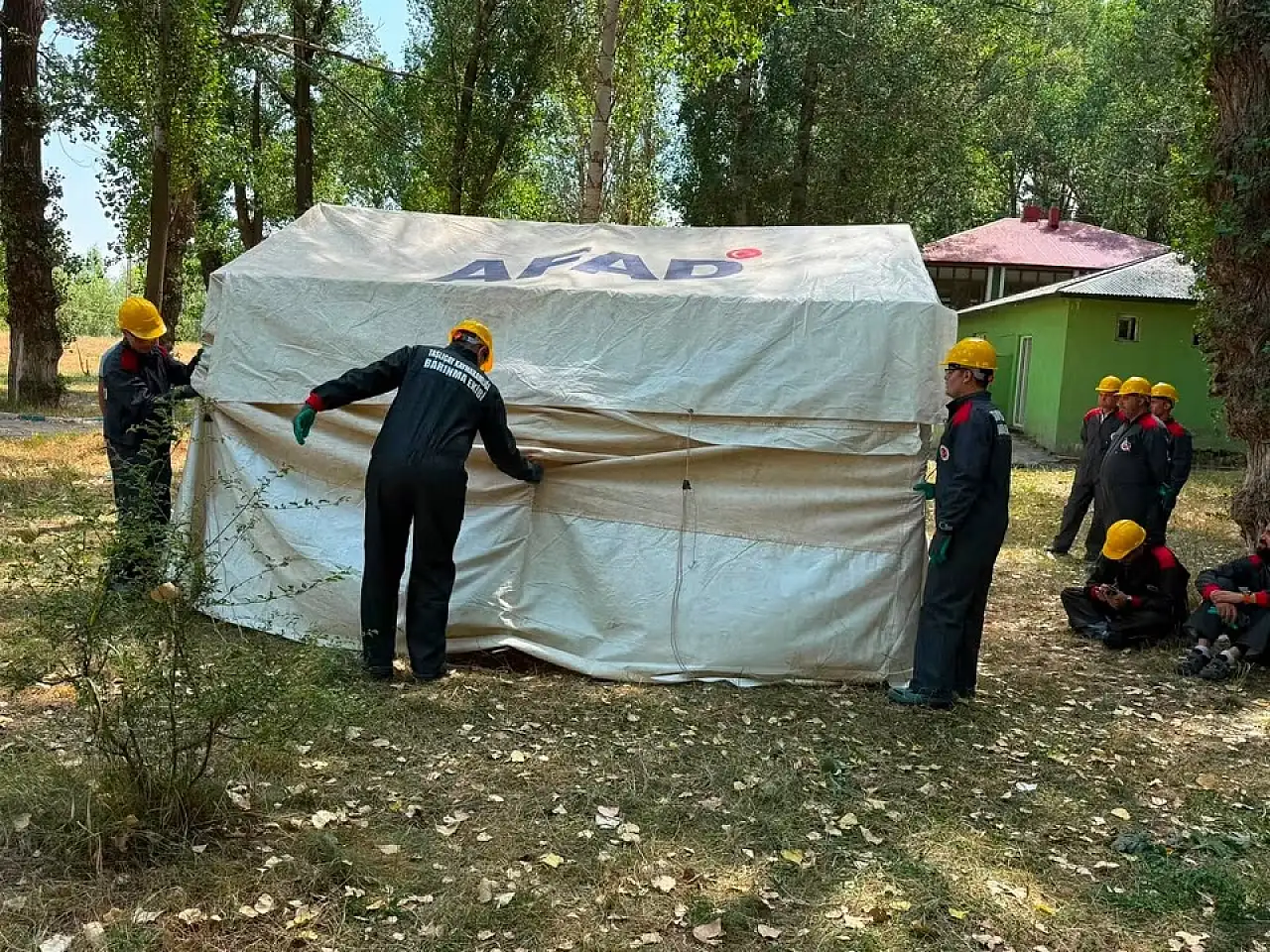 Taşlıçay'da afetlere karşı gönüllülere uygulamalı eğitim