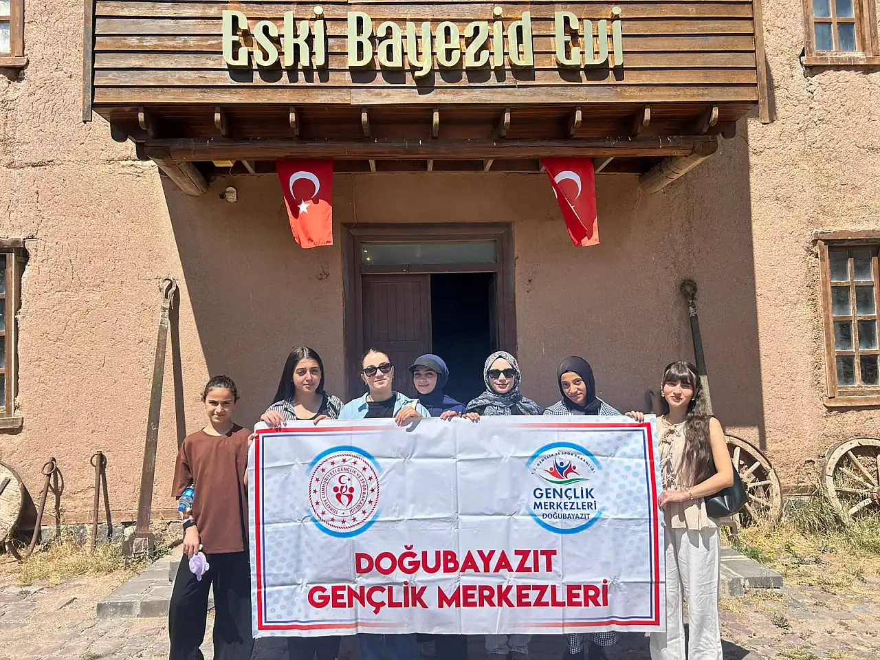 Doğubayazıt'ta işaret dili kursiyerleri tarihi mekânları gezdi
