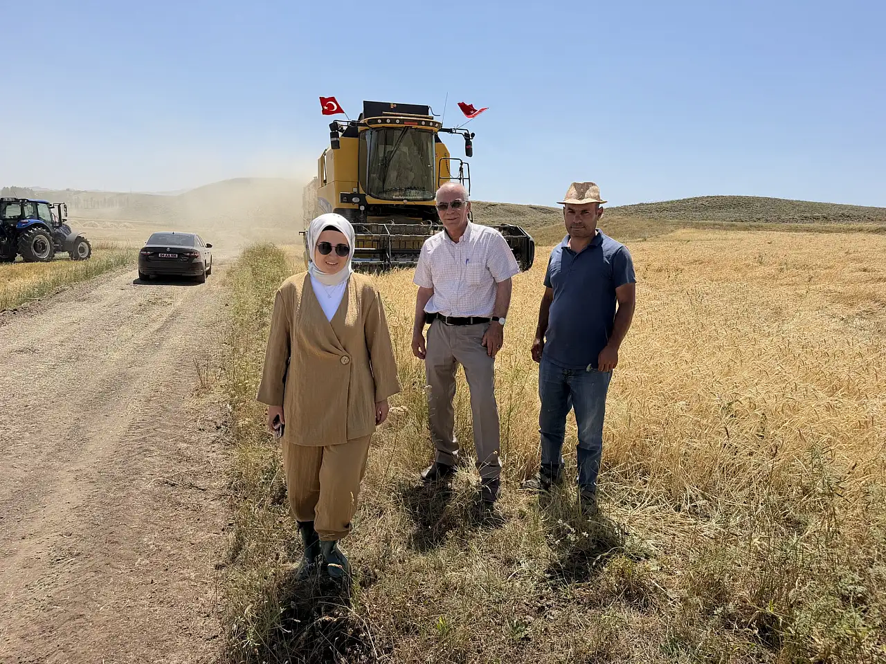 Kaymakam Kübra Baka Kılıç arpa hasadına katıldı