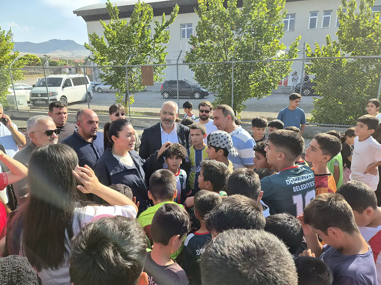 Milletvekili Kilerci Doğubayazıt'ta yaz spor okulundaki öğrencilerle buluştu