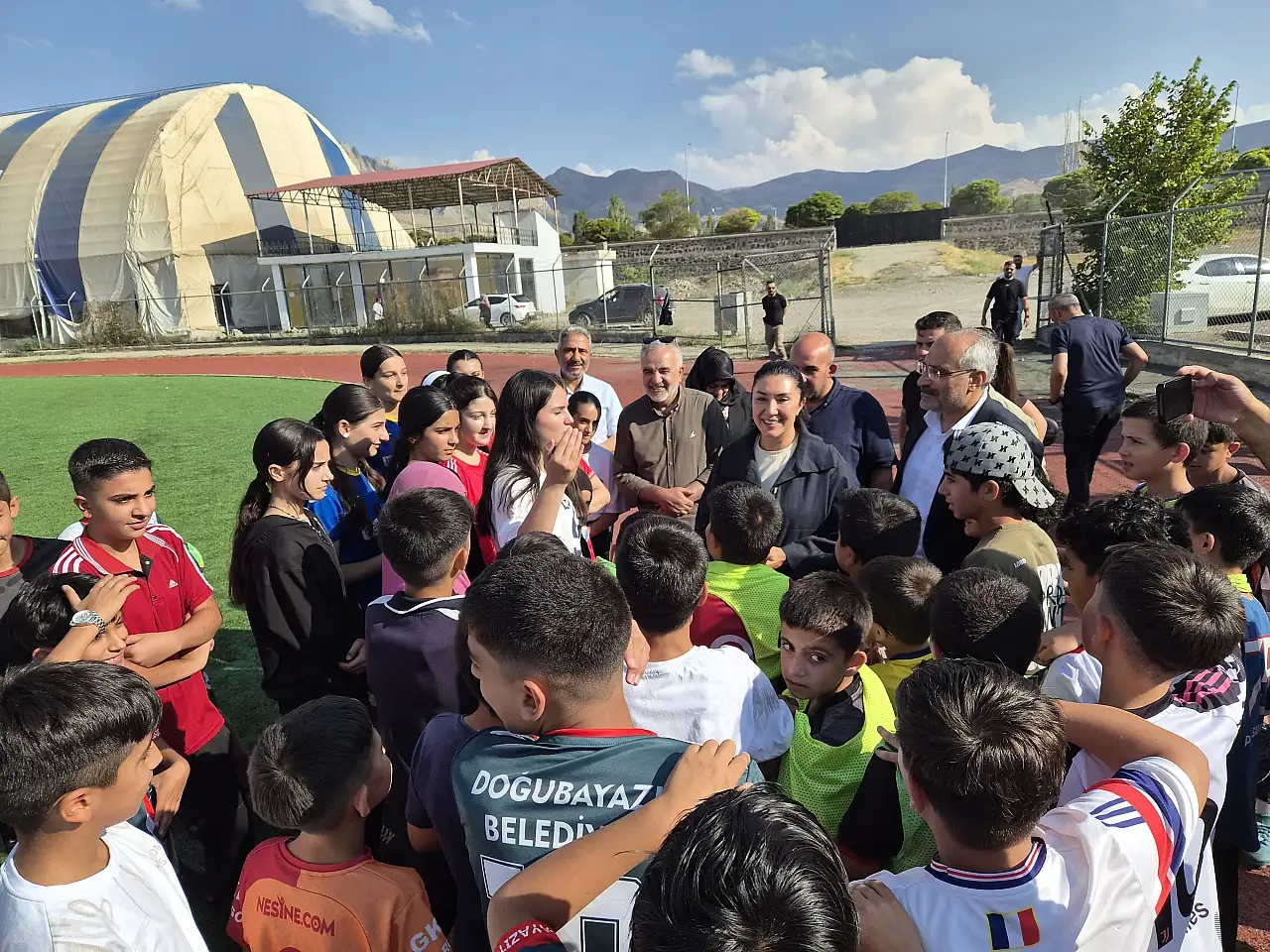Milletvekili Kilerci Doğubayazıt'ta yaz spor okulundaki öğrencilerle buluştu