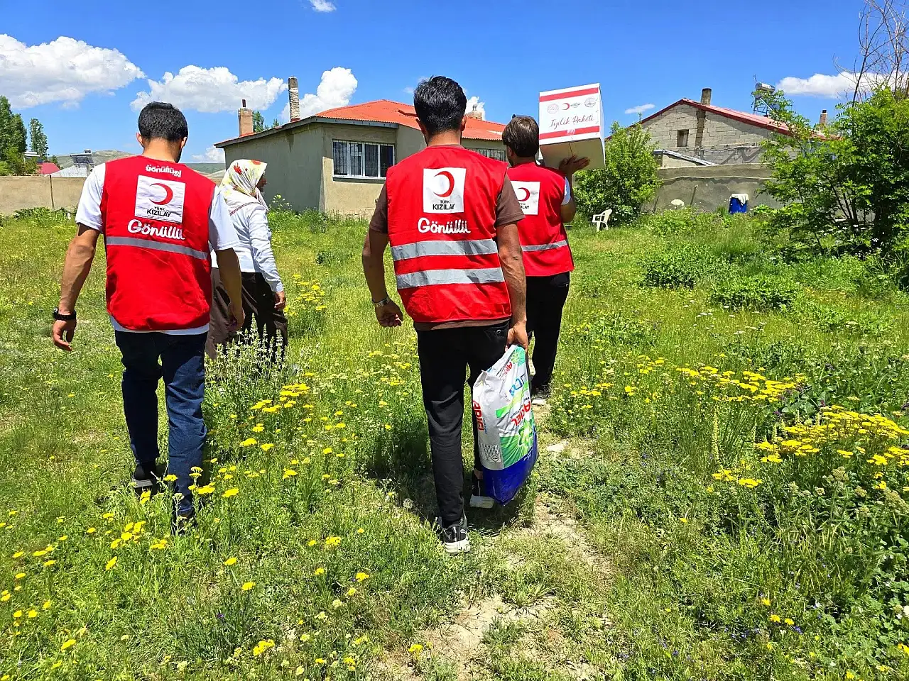 Kızılay Diyadin'de ihtiyaç sahibi ailelerin kapısını çaldı