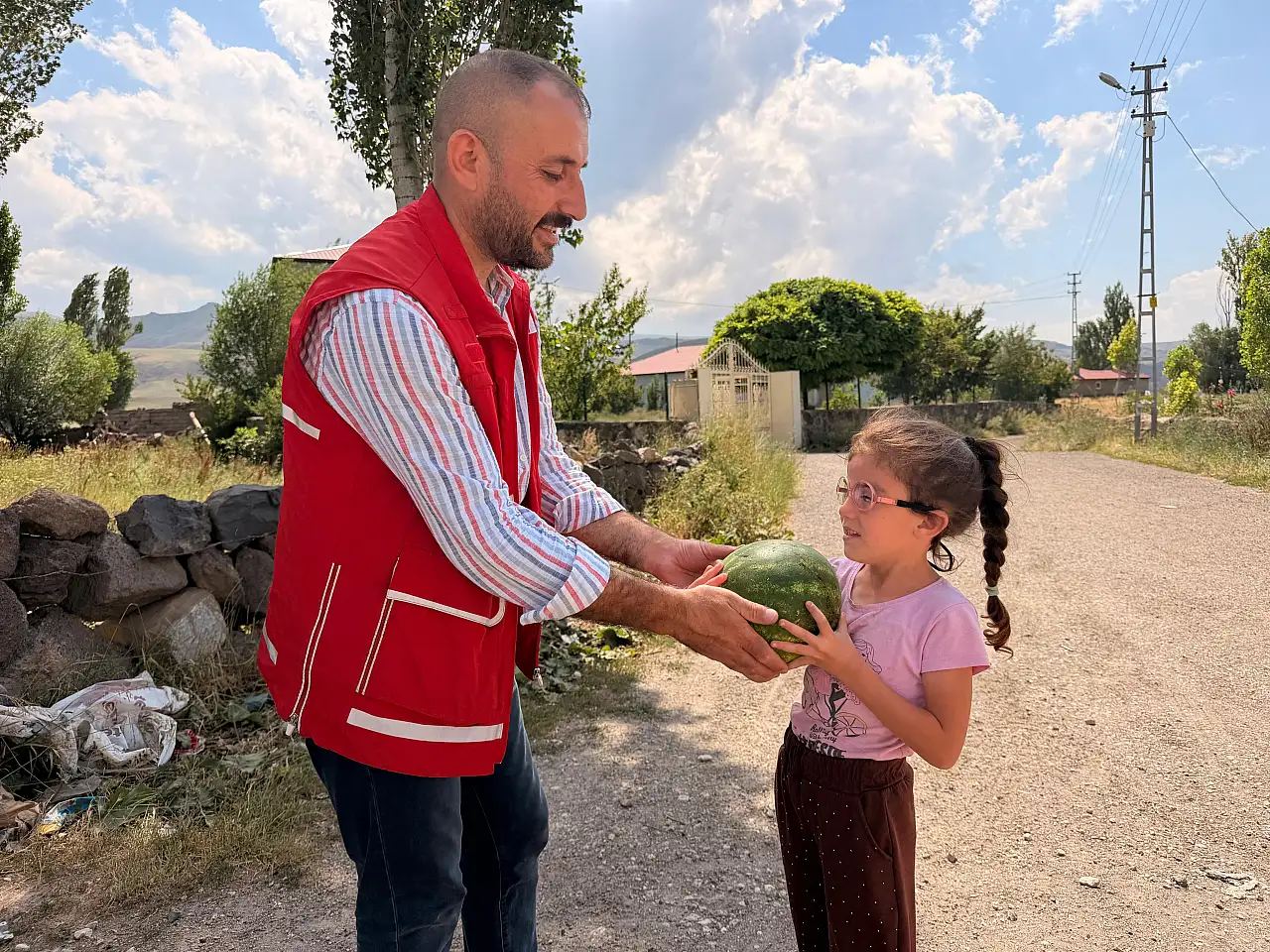 Kızılay Doğubayazıt'ta yaz sıcağında gönülleri serinletti