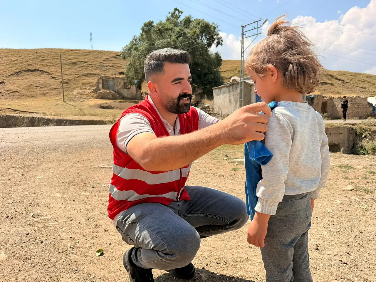 Kızılay gönüllüleri Ağrı Dağı eteklerinde köy çocuklarının yüzünü güldürdü