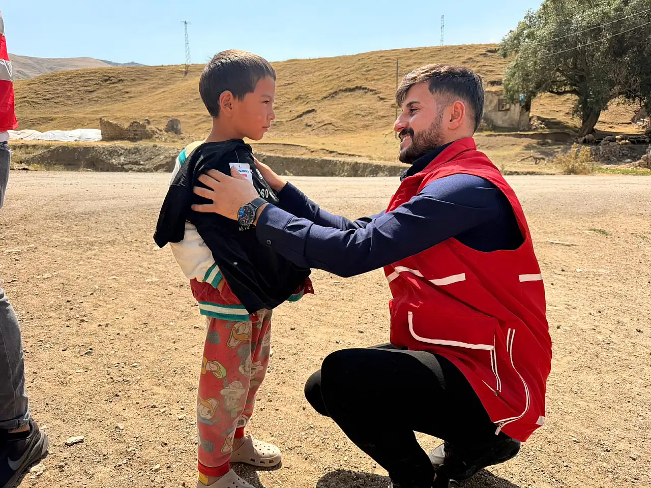 Kızılay gönüllüleri Ağrı Dağı eteklerinde köy çocuklarının yüzünü güldürdü