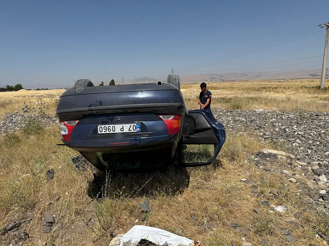 Muş-Bingöl karayolunda takla atan otomobilde 3 kişi yaralandı