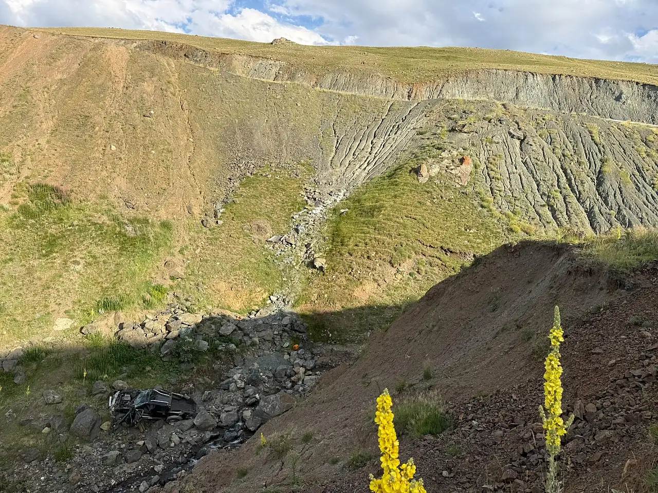 Palandöken Geçidi'nde can pazarı: Otomobil 150 metrelik uçuruma yuvarlandı