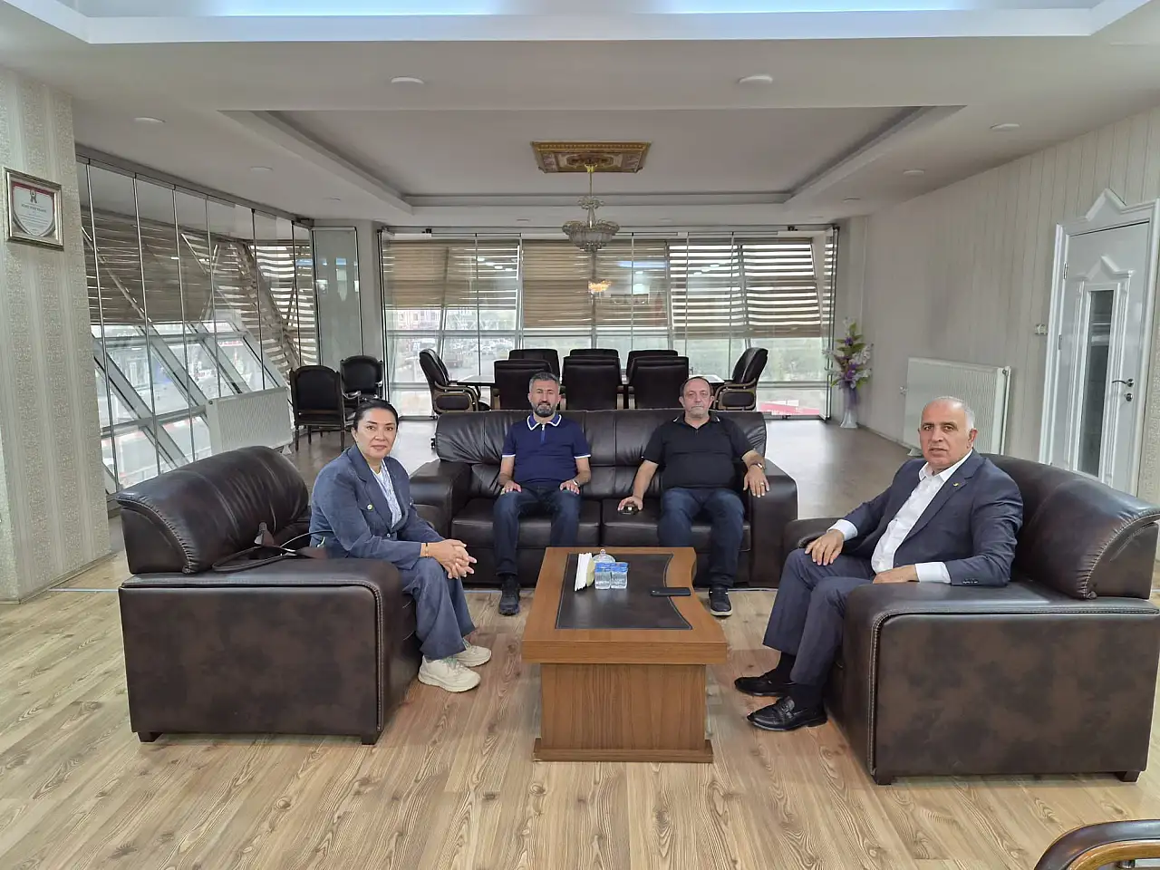 Ağrı'nın yatırım ve ticaret potansiyeli görüşüldü Milletvekili Ruken Kilerci ve AK Parti Ağrı İl Başkanı İlhami Yıldız, ATSO Başkanı Saim Alpaslan'ı ziyaret ederek kentin ekonomik gelişimi ve ticaret potansiyelini değerlendirdi. AK Parti Ağrı Milletvekili Ruken Kilerci ile AK Parti Ağrı İl Başkanı İlhami Yıldız, Ağrı Ticaret ve Sanayi Odası (ATSO) Yönetim Kurulu Başkanı Saim Alpaslan'ı ziyaret etti. Gerçekleştirilen görüşmede Ağrı ekonomisinin mevcut durumu, iş dünyasının beklentileri ve kentin ticari potansiyelinin geliştirilmesine yönelik çalışmalar ele alındı. ATSO'da gerçekleştirilen ziyarette kent ekonomisinin güçlendirilmesi, yatırım ortamının geliştirilmesi ve iş dünyasının karşılaştığı sorunlar üzerine değerlendirmelerde bulunuldu. Ağrı'nın sahip olduğu ekonomik potansiyelin daha etkin kullanılması ve yeni yatırımların kente kazandırılması konusunda kamu, siyaset ve özel sektör arasındaki iş birliğinin önemine dikkat çekildi. Görüşmenin önemli gündem maddelerinden birini Ağrı'nın ticaret hacminin geliştirilmesine yönelik çalışmalar oluşturdu. Kentte faaliyet gösteren işletmelerin beklentileri ve ekonomik gelişime katkı sağlayabilecek başlıklar üzerine fikir alışverişinde bulunuldu. Ağrı'nın coğrafi konumu, sınır ticaretine yakınlığı, tarım ve hayvancılık potansiyeli ile gelişmekte olan sanayi altyapısının ekonomik kalkınma açısından değerlendirilmesinin önem taşıdığı belirtildi. Kentin ekonomik büyümesinin hızlandırılmasında iş dünyasının taleplerinin dikkate alınması ve kurumlar arasındaki koordinasyonun güçlendirilmesinin önemine vurgu yapıldı. 'Kamu, siyaset ve iş dünyası arasındaki iş birliği kıymetli' AK Parti Ağrı İl Başkanı İlhami Yıldız, ziyaretin ardından yaptığı açıklamada, 'Milletvekilimiz Sayın Ruken Kilerci ile birlikte, Ağrı Ticaret ve Sanayi Odası Yönetim Kurulu Başkanı Sayın Saim Alpaslan'ı ziyaret ettik. Şehrimizin ekonomik gelişimi, iş dünyamızın beklentileri ve Ağrı'mızın ticaret potansiyelini daha ileriye taşıyacak çalışmalar üzerine verimli bir sohbet gerçekleştirdik.' ifadelerini kullandı. Kentteki ekonomik gelişmenin farklı kesimlerin ortak çalışmasıyla desteklenmesi gerektiğine dikkat çeken Yıldız, 'Ağrı'mızın kalkınması ve hemşehrilerimizin refahı için kamu, siyaset ve iş dünyası arasındaki güçlü iş birliğini son derece kıymetli buluyoruz.' dedi. 'Birlikte çalışacak, Ağrı için birlikte üreteceğiz' ATSO Başkanı Saim Alpaslan'a ev sahipliği dolayısıyla teşekkür eden Yıldız, açıklamasının devamında, 'Nazik ev sahipliği ve misafirperverliği için Sayın Saim Alpaslan'a teşekkür ediyor, çalışmalarında başarılar diliyorum. Birlikte çalışacak, Serhat şehrimiz Ağrı için birlikte üreteceğiz.' ifadelerine yer verdi. Gerçekleştirilen görüşmenin, kentte yatırım ve ticaret ortamının geliştirilmesine yönelik kurumlar arası iletişimin güçlendirilmesi açısından önemli olduğu belirtilirken, Ağrı'nın ekonomik potansiyelini daha ileriye taşıyacak çalışmaların sürdürülmesi hedefleniyor.