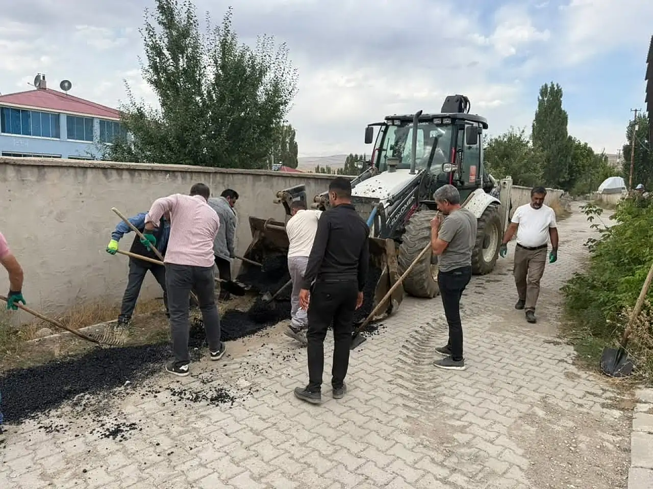 Taşlıçay'da doğalgaz sonrası bozulan yollar yenileniyor