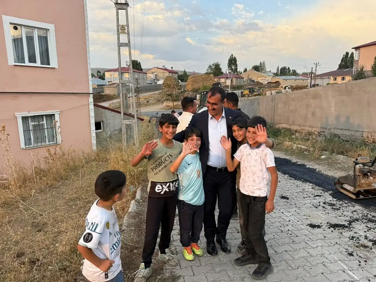 Taşlıçay'da doğalgaz sonrası bozulan yollar yenileniyor