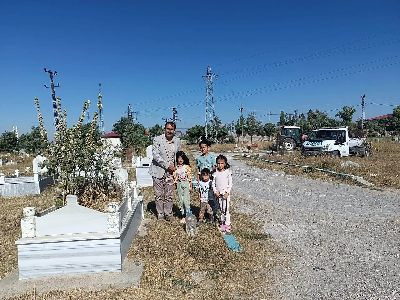 Taşlıçay'da mezarlıklarda kapsamlı temizlik çalışması