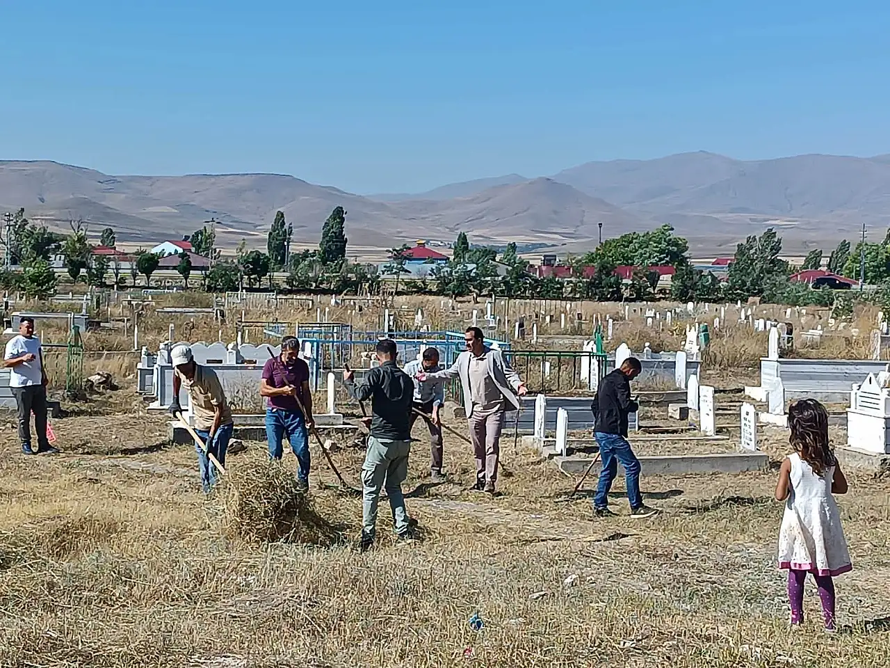Taşlıçay'da mezarlıklarda kapsamlı temizlik çalışması