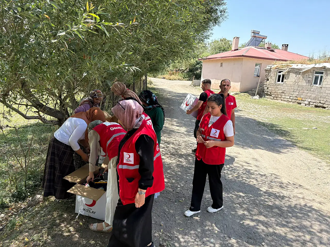 Türk Kızılay Ağrı'dan köy çocuklarına kıyafet desteği