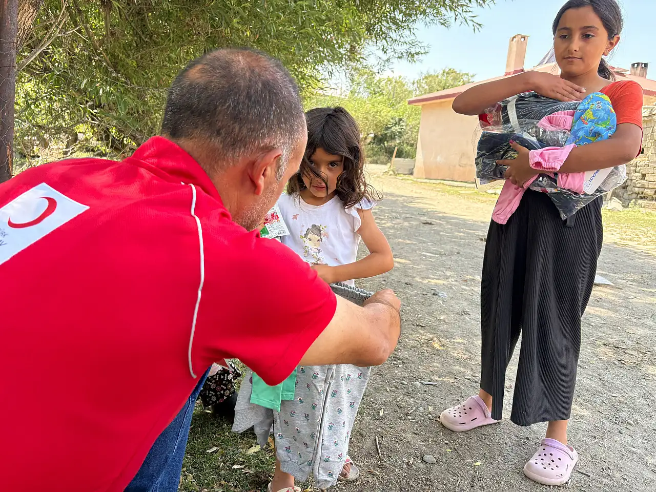 Türk Kızılay Ağrı'dan köy çocuklarına kıyafet desteği
