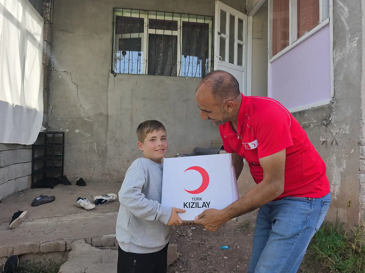 Türk Kızılay Ağrı köylerde ihtiyaç sahibi ailelere gıda desteğini sürdürüyor