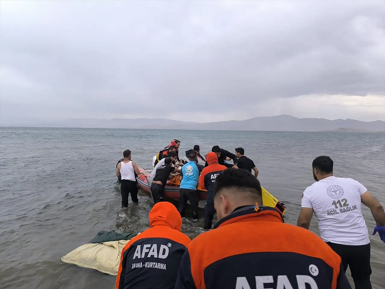 Van Gölü'nde korku dolu anlar: Rüzgâr 3 kişiyi 1 kilometre açığa sürükledi