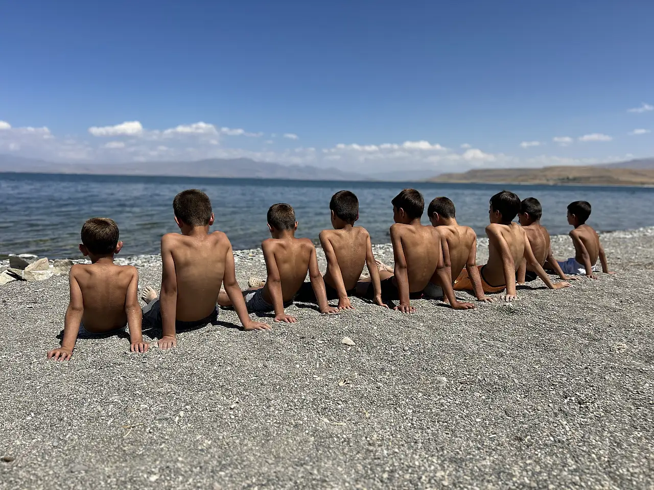 Van Gölü'nde yazın ilginç etkisi: Çocukların saçları sarıya dönüyor