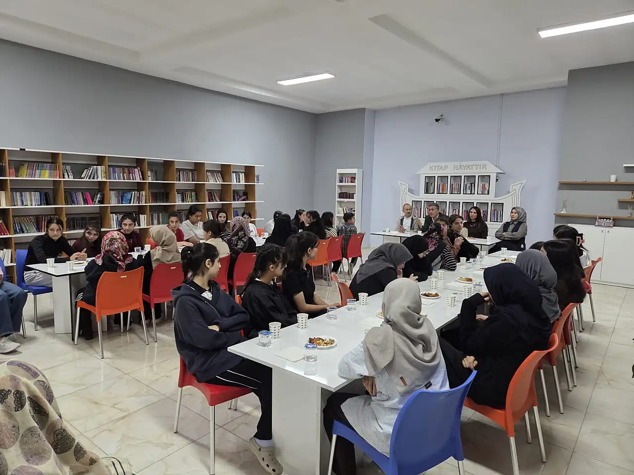 Abdulhaluk Çakan öğrencilerin taleplerini pansiyonda dinledi