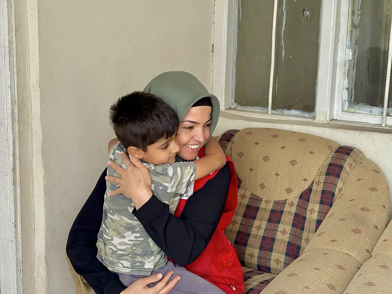 Ağrı'da Kızılay gönüllüleri kapı kapı dolaşıp sofralara destek oldu