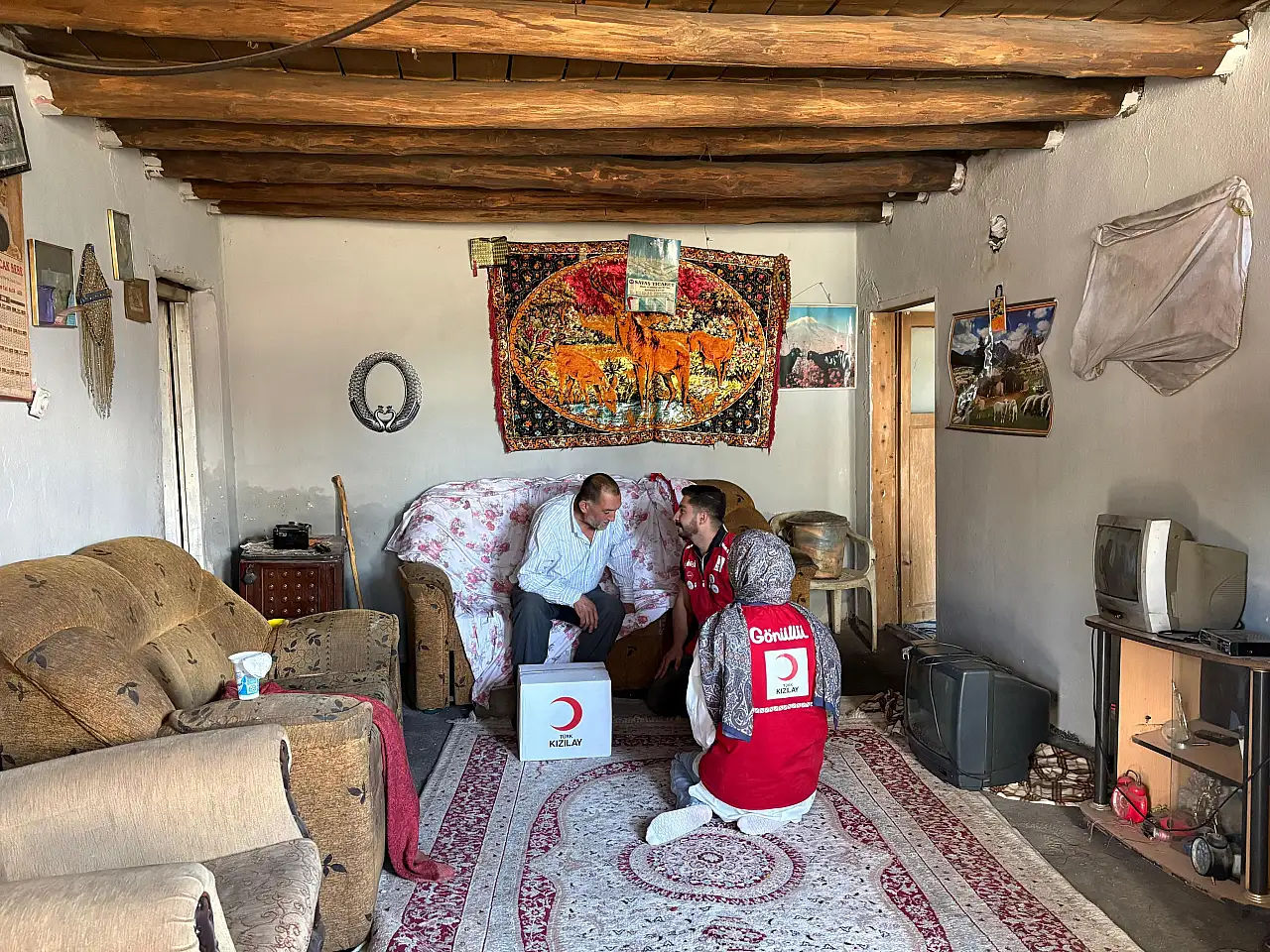 Ağrı'da Kızılay kapıları sadece yardımla değil, gönül bağıyla çalıyor
