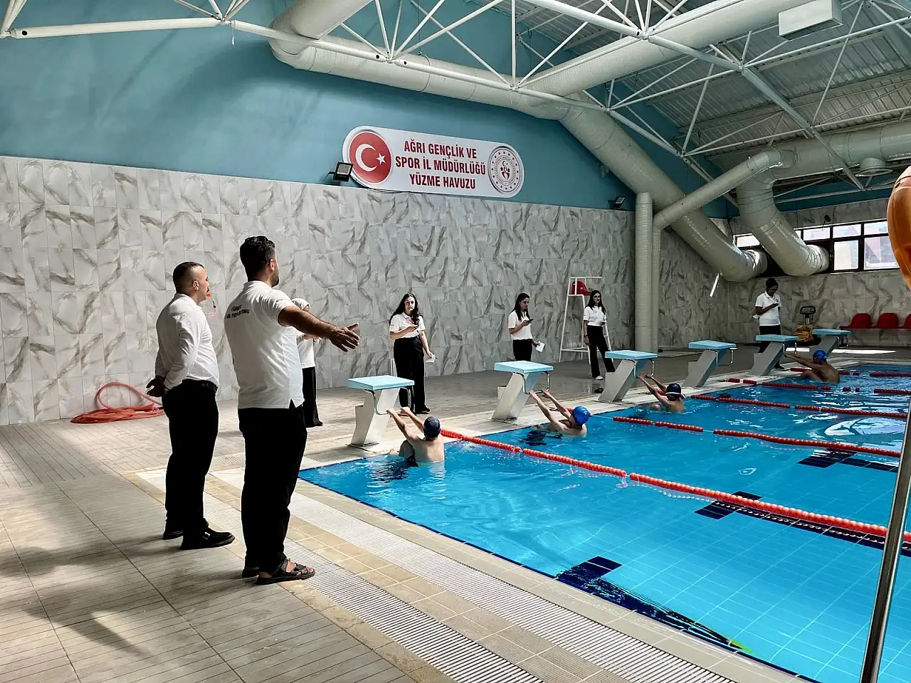 Ağrı'da kulaçlar birincilik için atıldı