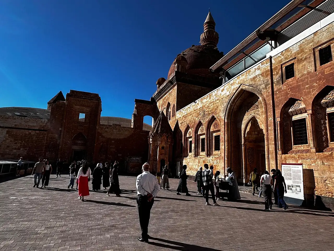 Ağrı'da öğrencilerin yaz tatilindeki son durağı İshak Paşa Sarayı oldu