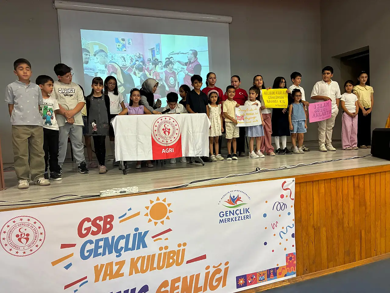 Ağrı'da yaz tatili dolu dolu geçti: Gençlik Yaz Kulübü sona erdi