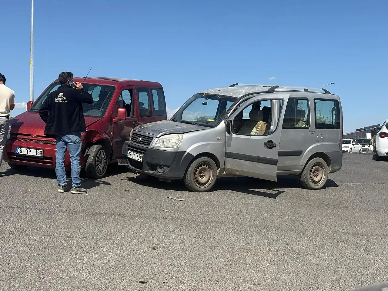 Ağrı'da sanayi kavşağında iki araç çarpıştı