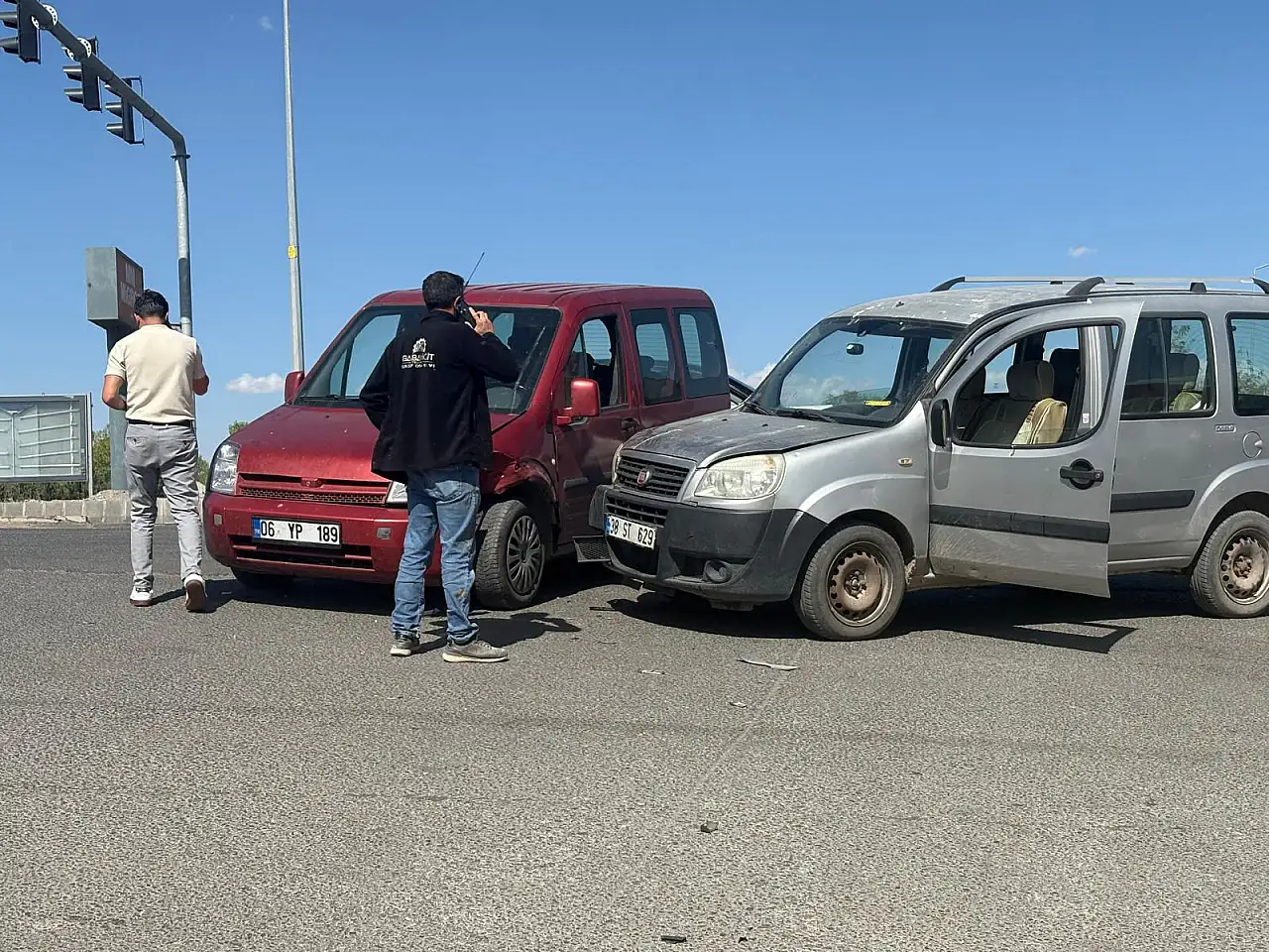 Ağrı'da sanayi kavşağında iki araç çarpıştı
